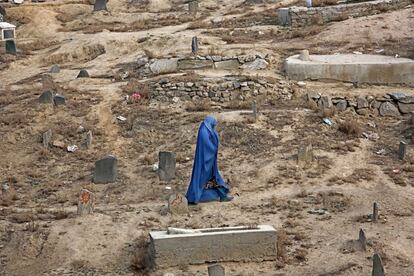 Una mujer camina en un cementerio de Kabul (Afganistán).