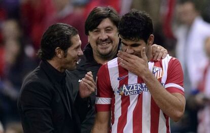 Diego Costa charla con Simeone y Germán Burgos tras ser sustituido en el último partido de Liga