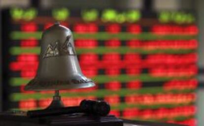 Imagen de una campana en la Bolsa de El Cairo.