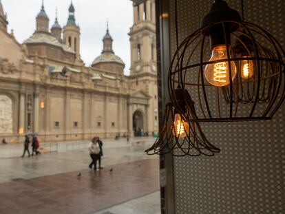 Varias lámparas encendidas, en una cafetería de Zaragoza.