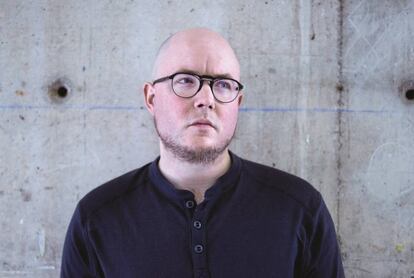 Mat Dryhurst, investigador, artista y profesor que estudia las infraestructuras de la música en internet y el futuro del blockchain aplicado a esta industria.