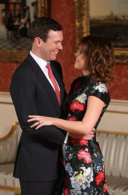 La princesa Eugenia y su prometido Jack Brooksbank posan en el Palacio de Buckingham, tras anunciar su compromiso, en Londres este lunes.