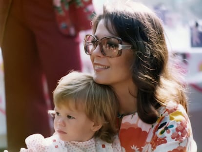 Natalie Wood junto a su hija Natasha, en los años setenta