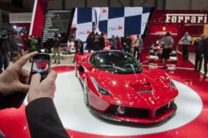 El Ferrari "La Ferrari", en exhibición durante la presentación los medios de la 83ª edición del Salón Internacional del Automóvil de Ginebra, Suiza.