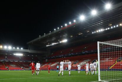 Los jugadores del Madrid celebran en Anfield su pase a semifinales de la Champions.