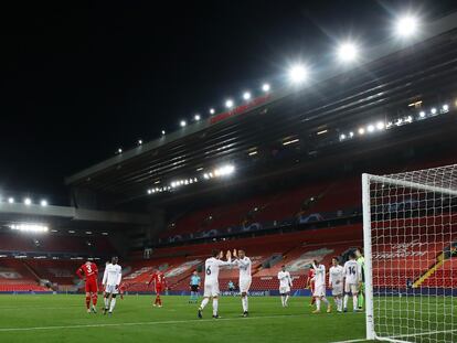 Los jugadores del Madrid celebran en Anfield su pase a semifinales de la Champions.