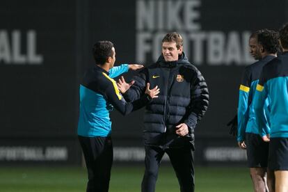 Thiago, actual jugador del Bayern y exjugador del Barcelona, saluda a Tito en el primer entrenamiento del equipo tras su recuperación después de una de las operaciones a las que se sometió.