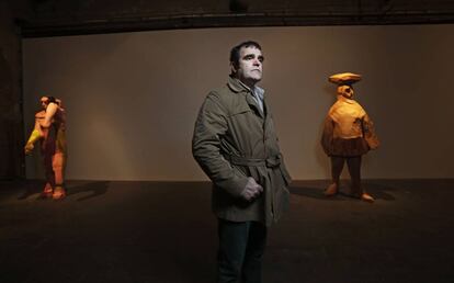 El escultor Francisco Leiro, en la exposición 'Roteiro', en Tabacalera.
