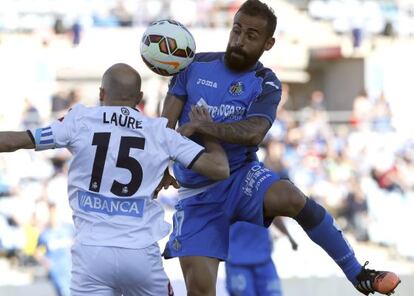 Laure y Diego Castro pugnan por el balón.