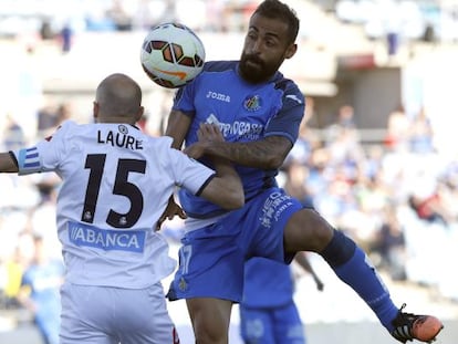 Laure y Diego Castro pugnan por el bal&oacute;n.