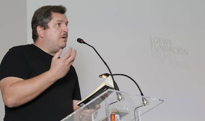 El poeta Ben Clark recita tras la proyección del documental 'Poesía eres tú'.