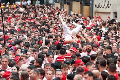 Jóvenes celebran el chupinazo por las calles de Pamplona, este sábado.