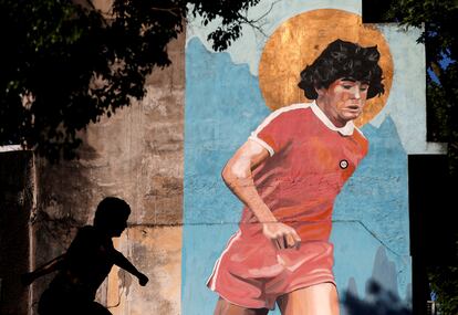 Un mural dedicado a Diego Maradona en su estadio de Buenos Aires.