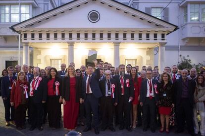 El equipo GSLP/Liberales de Fabian Picardo en el Teatro John Mackintosh Hall situado en Main street. Su candidatura al frente de la alianza del Gibraltar Socialista Labour Party (GSLP) y el Gibraltar Liberal Party (GLP) se ha convertido en la fuerza más votada en las votaciones celebradas el pasado jueves y ha conseguido diez de los 17 diputados que componen el Parlamento gibraltareño.