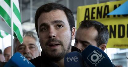 Alberto Garzón, este viernes durante una concentración convocada por los trabajadores del aeropuerto de Málaga.