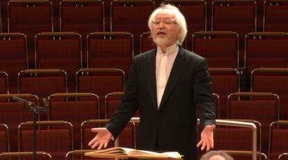 Masaaki Suzuki dirige el último acorde del coral final de la 'Pasión según San Juan' de Bach.