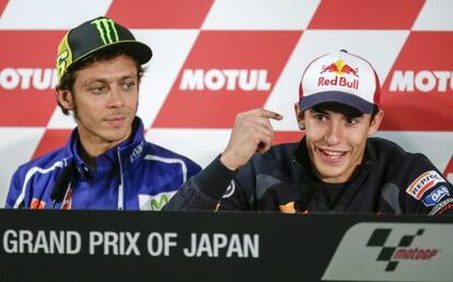 Márquez, durante la conferencia de prensa previa al gran premio de Japón, responde ante la mirada de Rossi.