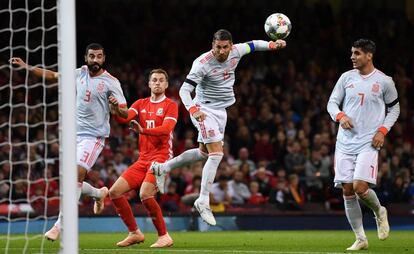 Sergio Ramos hace el segundo gol de España.