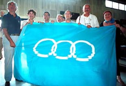 Martínez Cabrejas, en el centro, sostiene con otros representantes municipales la bandera de Almería 2005.