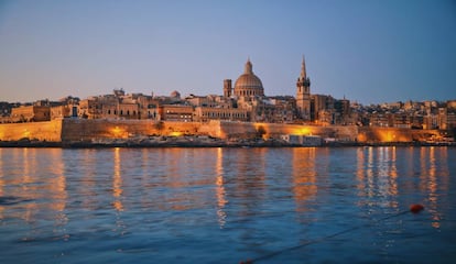 Desde un taxi boat o ferry podemos contemplar el 'skyline' de la capital maltesa, Patrimonio de la Humanidad.
