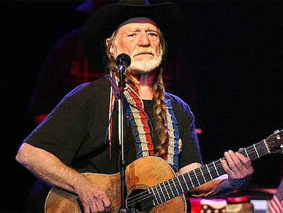 Willie Nelson, cantante de <i>country</i>, canta en Apoyo a las víctimas del 'tsunami'.
