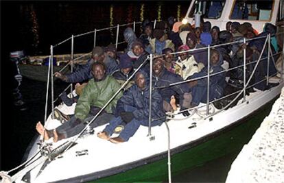 En la foto inmigrantes interceptados en alta mar cerca de Fuerteventura.