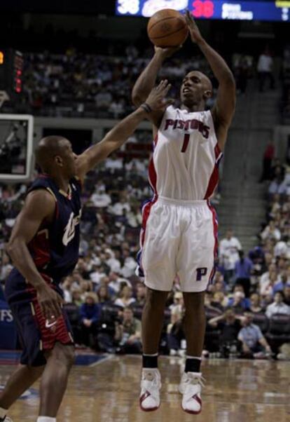 Chauncey Billups (dcha.) de los Pistons de Detroit lanza a canasta ante la defensa de Eric Snow de los Cavaliers de Cleveland.