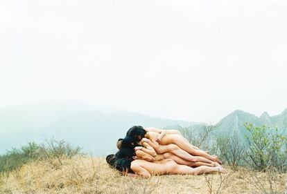 Toadd one meter to an anonymous mountain (1995), imagen de una performance de Zhang Huan