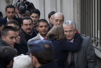 Una mujer abraza al juez Baltasar Garzón a la llegada de este ayer al Tribunal Supremo.