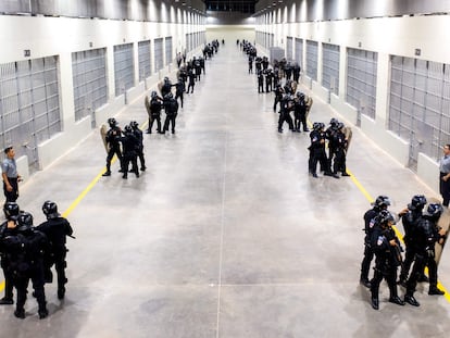 Policías salvadoreños haciendo guardia dentro de la prisión en el valle de Tecoluca, 74 km al sureste de San Salvador.