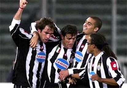 Tudor, que levanta el puño, es felicitado por Ferrara, Trezeguet y Davids tras el gol del triunfo.