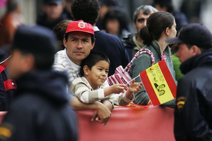 Centenares de personas llevaban desde el jueves aguardando para poder coger un buen sitio en el lugar privilegiado que la Casa Real había ofrecido a las primeras 5.000 personas que llegasen y “no perderse nada de este acontecimiento histórico”. La lluvia hizo difícil la situación frente al palacio, pero aguantaron. Pasadas las 10 de la noche, se les comunicó que habían estado guardando sitio en balde. Esa zona tenía que ser despejada hasta las 5.00 y el lugar para esperar estaba al otro lado de los jardines reales. El grupo se dividió en dos, unos a la plaza de Ramales y otros a la calle Carlos III. La policía abrió el paso a unos antes que a otros, lo que provocó agrias polémicas entre los esforzados espectadores. Tras varios controles de seguridad y horas de espera, lograron alcanzar su lugar “privilegiado” sitio bajo el diluvio pudieron ver la llegada de la novia. Aun así, algunos insistían: “Ha merecido la pena, nos lo hemos pasado muy bien”.