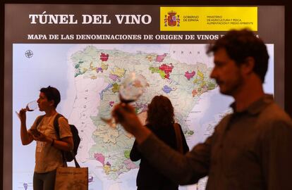 El Túnel del Vino se ha convertido en una de las atracciones del Salón. Se trata de un recorrido vitivinícola en el que se van catando diferentes denominaciones.