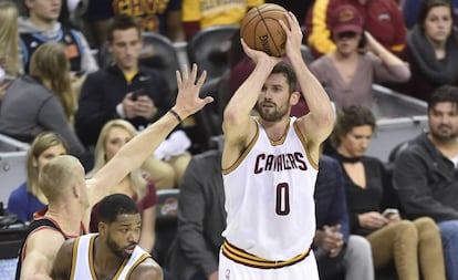 Kevin lanza un triple en el Cleveland-Portland.