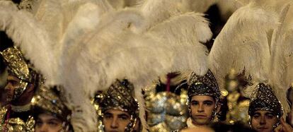 Romanos ataviados con cascos emplumados acompañan la procesión de la virgen de La Esperanza.