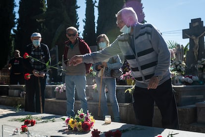 Julio lanza un clavel al panteón en el que dejará los restos de su hermano Mariano, asesinado por la dictadura franquista en el cementerio municipal de Guadalajara. A la izquierda, su hermano Gregorio.