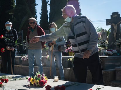 Julio lanza un clavel al panteón en el que dejará los restos de su hermano Mariano, asesinado por la dictadura franquista en el cementerio municipal de Guadalajara. A la izquierda, su hermano Gregorio.