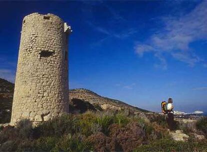 La torre Abadum, una antigua atalaya para prevenir ataques piratas, con el perfil de Peñíscola al fondo.