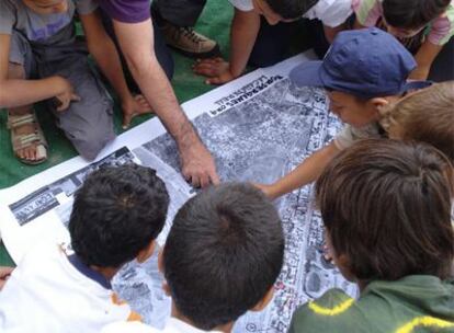 Niños de la Cañada Real (Madrid) en uno de los talleres  de Bordergames.