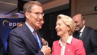 Alberto Núñez Feijóo, junto a la presidenta de la Comisión Europea, Ursula von der Leyen, este jueves en Bruselas. Tras ellos, el líder del PPE, Manfred Weber.