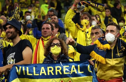 Seguidores del Villarreal celebran la victoria del equipo.
