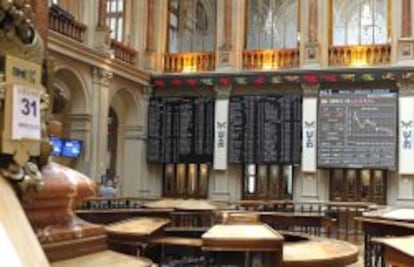 Vista de la Bolsa de Madrid que muestra al fondo los paneles que informan de las cotizaciones.