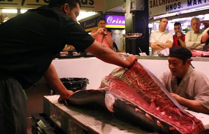 Despiece de un at&uacute;n en la pescader&iacute;a El Se&ntilde;or Mart&iacute;n del mercado de Chamber&iacute;.