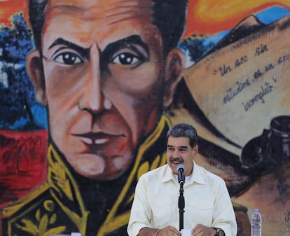 El presidente de Venezuela, Nicolás Maduro, durante el acto para condecorar a cuatro militares sancionados por Estados Unidos por proclamar "falsamente" la victoria del mandatario en las elecciones del pasado 28 de julio.