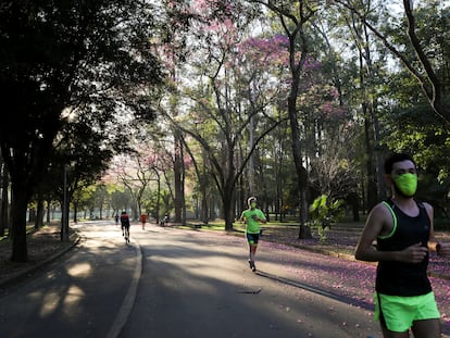 Pessoas correm de máscara no parque Ibirapuera, em São Paulo, em julho de 2020.