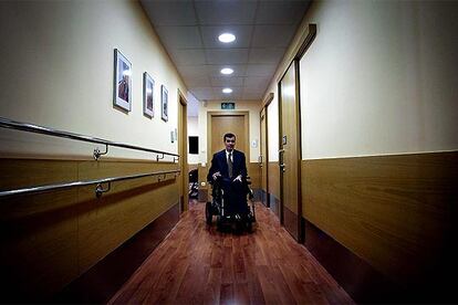 Un discapacitado recorre la vivienda domotizada instalada por Aspace en Barcelona.