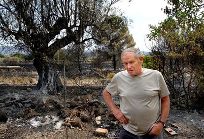 Manolo Mochol&iacute; visita por primera vez su casa en la urbanizaci&oacute;n de Llanorel, Macastre.