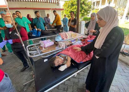 GAZA CITY, GAZA - NOVEMBER 15: Health workers treat injured Palestinians including children, outside the Al-Ahli Baptist Hospital as some parts of the hospital is destroyed after Israeli airstrikes that continue on its 40th day in Gaza Strip on November 15, 2023. (Photo by Montaser alswaf/Anadolu via Getty Images)