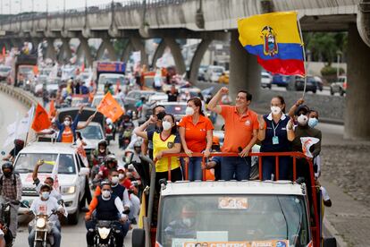 El candidato presidencial Andrés Arauz cierra su campaña electoral con una caravana en Guayaquil, el 7 de abril de 2021,