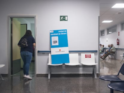 Una persona entra en la Unidad de Identidad de Género del Hospital Ramón y Cajal de Madrid.